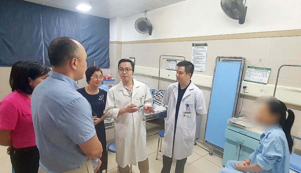Thạc sĩ, bác sĩ Nguyễn Hữu Trọng, Khoa Phẫu thuật Tạo hình Thẩm mỹ chia sẻ về ca ung thư da với các chuyên gia Hoa Kỳ.