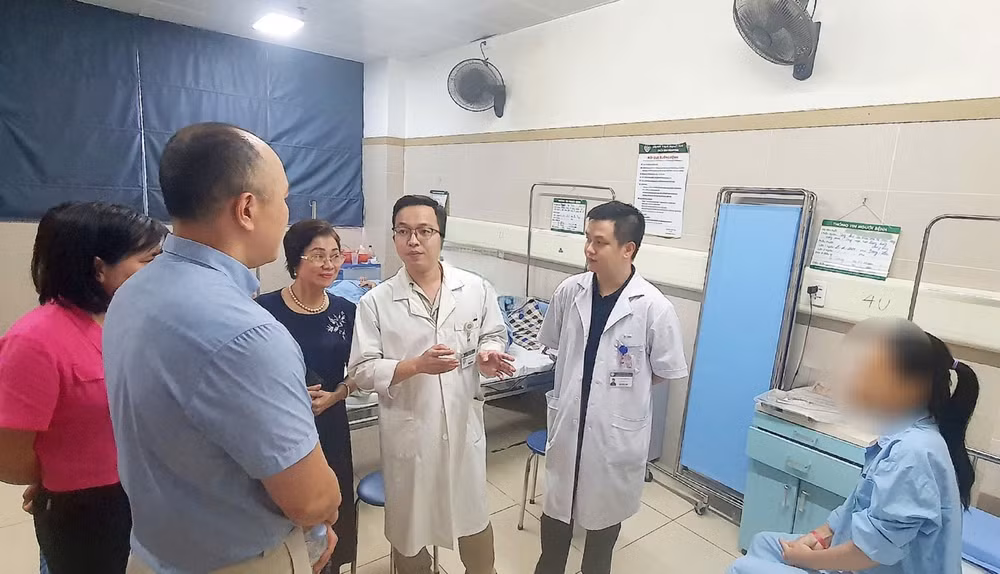 Thạc sĩ, bác sĩ Nguyễn Hữu Trọng, Khoa Phẫu thuật Tạo hình Thẩm mỹ chia sẻ về ca ung thư da với các chuyên gia Hoa Kỳ.