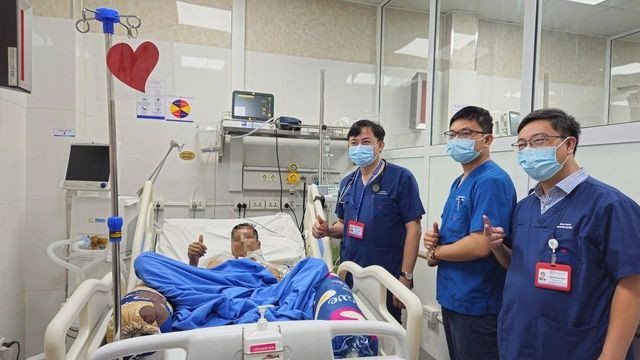 Các bác sĩ vui mừng khi cứu sống được thầy giáo vùng cao.