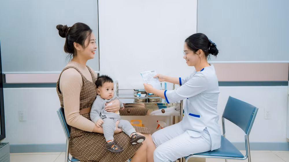 Tiêm vaccine là biện pháp bảo vệ chủ động cho trẻ nhỏ.