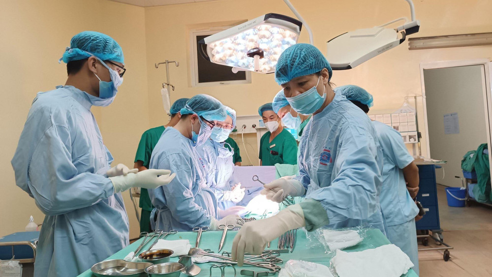 Các bác sĩ phẫu thuật lấy thai cho sản phụ. 