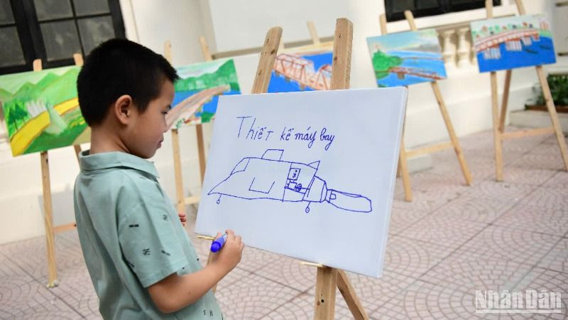 Nhiều trẻ tự kỷ có niềm đam mê với vẽ. (Ảnh: THẾ DƯƠNG)