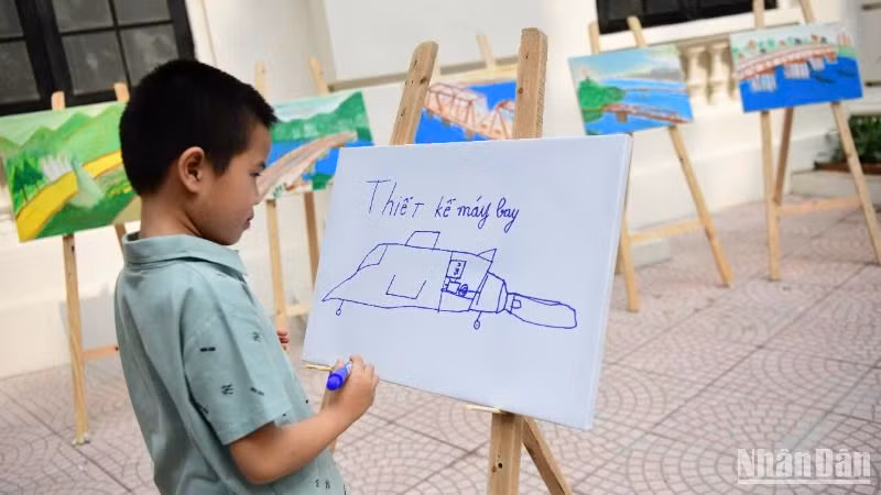 Nhiều trẻ tự kỷ có niềm đam mê với vẽ. (Ảnh: THẾ DƯƠNG)