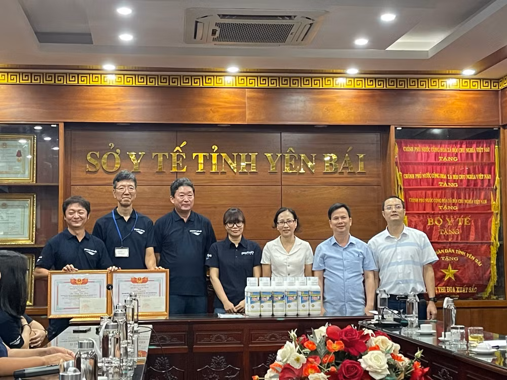 Đoàn tài trợ Nhật Bản trao tặng 100 hộp thuốc diệt muỗi cho Sở Y tế tỉnh Yên Bái.