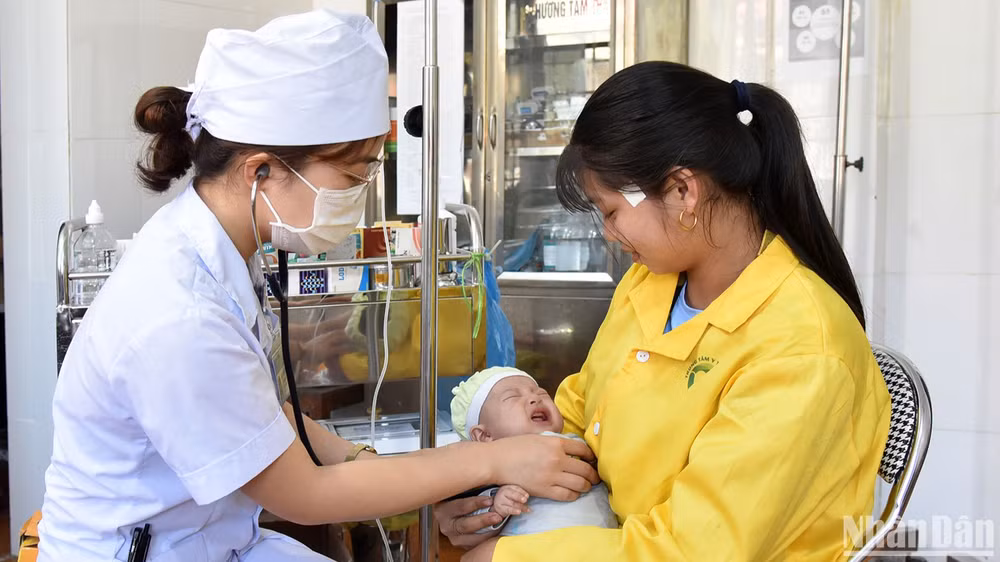 Tư vấn sức khỏe sinh sản cho phụ nữ tại trạm y tế xã Tân trào, huyện Sơn Dương, tỉnh Tuyên Quang. (Ảnh: TRẦN HẢI)