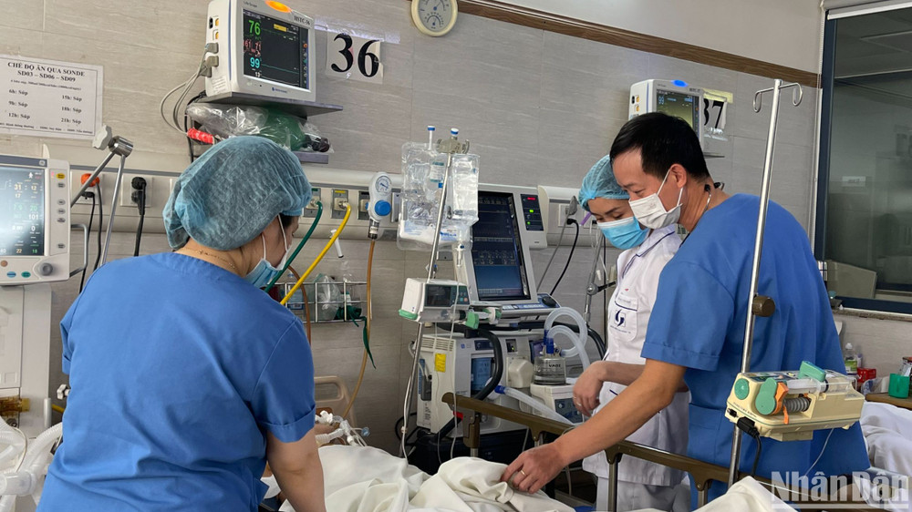 Các bác sĩ chăm sóc trường hợp bệnh nhân nặng nằm theo dõi tại Khoa Hồi sức tích cực.