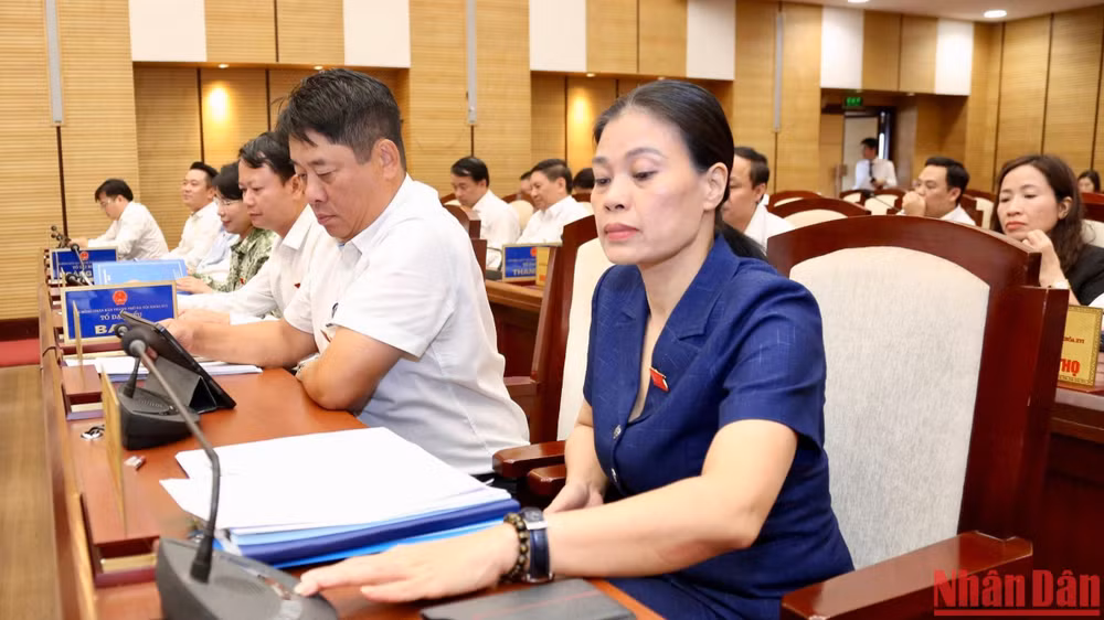 100% đại biểu có mặt đã biểu quyết thông qua Nghị quyết. (Ảnh: DUY LINH)