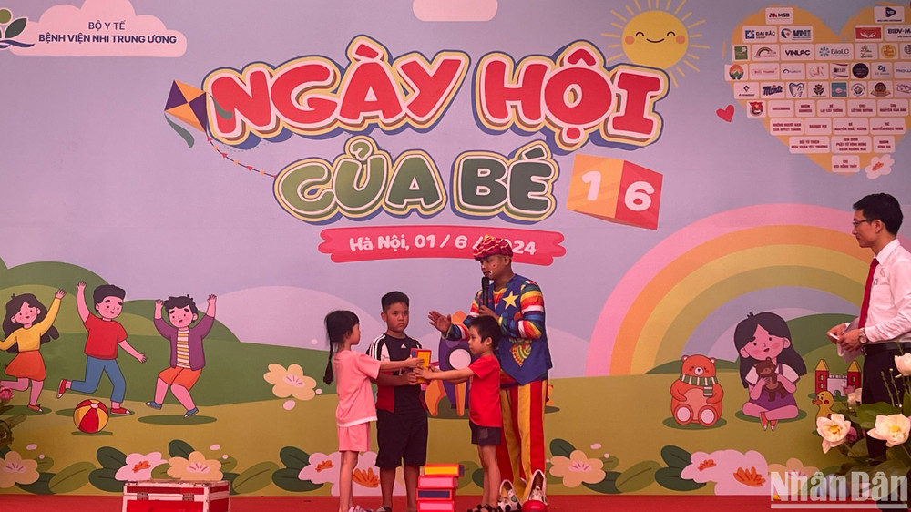 Các bệnh nhi tham gia giao lưu trên sân khấu.