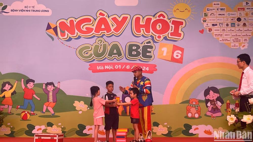 Các bệnh nhi tham gia giao lưu trên sân khấu.