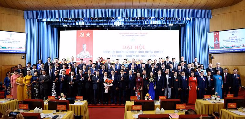 Lãnh đạo tỉnh Tuyên Quang tặng hoa chúc mừng Ban chấp hành Hiệp hội Doanh nghiệp tỉnh, nhiệm kỳ 2022-2027.
