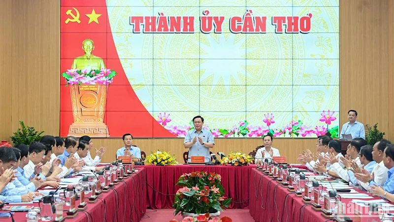 Chủ tịch Quốc hội Vương Đình Huệ và đoàn công tác Trung ương làm việc với Ban Thường vụ Thành ủy Cần Thơ. (Ảnh: DUY LINH)