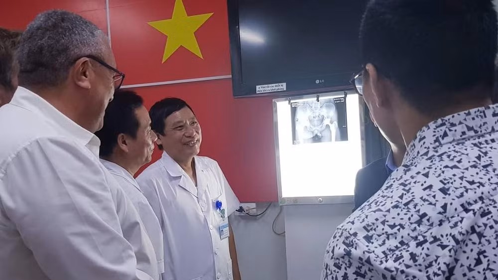 Bác sĩ chuyên khoa II Đào Thiện Tiến hội chẩn thay lại khớp háng cùng các chuyên gia y tế người Pháp.