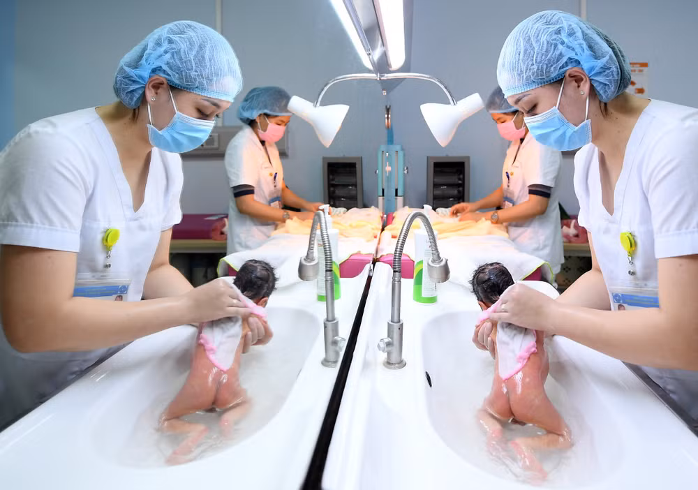Trẻ sơ sinh được chăm sóc tại bệnh viện.