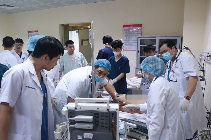 Các bác sĩ Bệnh viện E cấp cứu cho người bệnh. 