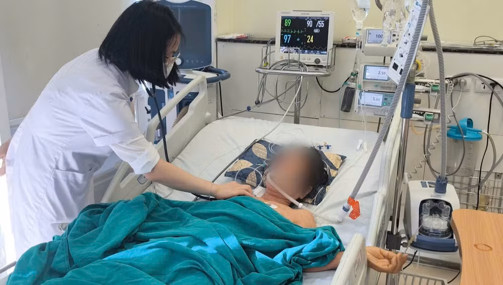 Bác sĩ khám cho bệnh nhân mắc sởi.