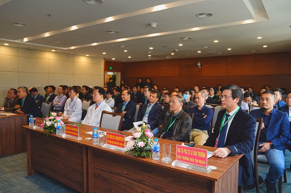 Các chuyên gia đầu ngành, các đại biểu tham dự hội thảo.