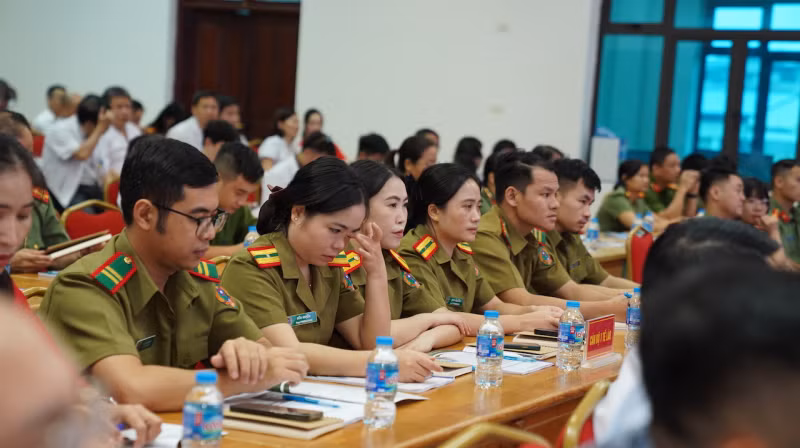 Hội nghị có sự tham gia của các y bác sĩ Bệnh viện 5/4, Bộ Công an Lào.