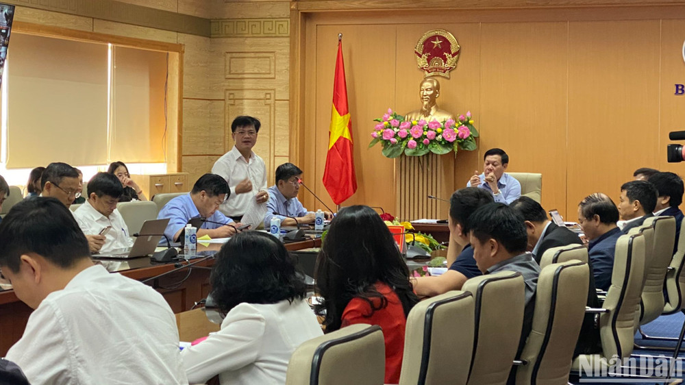 Thứ trưởng Y tế Đỗ Xuân Tuyên chủ trì cuộc họp.