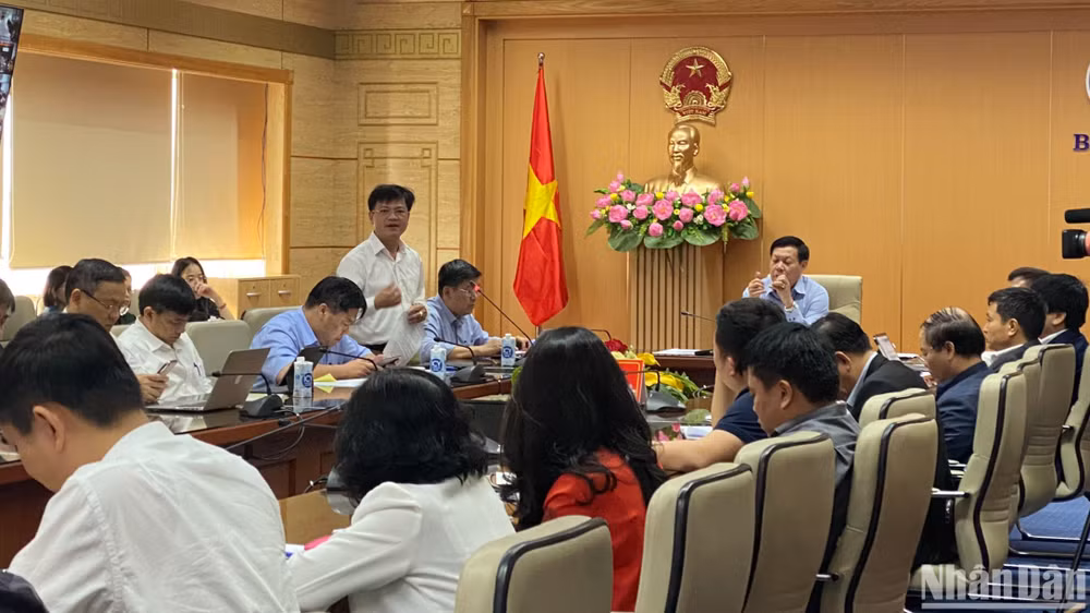 Thứ trưởng Y tế Đỗ Xuân Tuyên chủ trì cuộc họp.