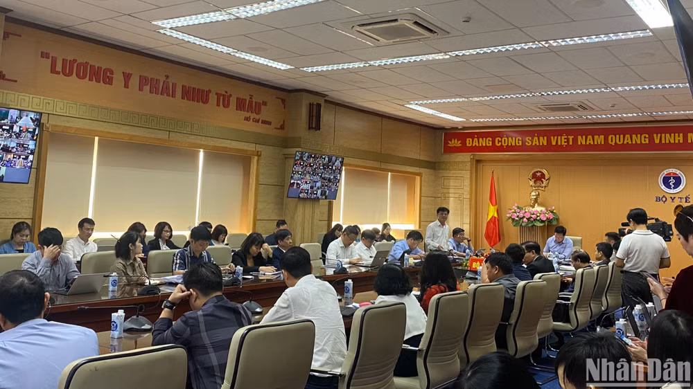 Cuộc họp trực tuyến với các Sở Y tế, bệnh viện cơ sở y tế và doanh nghiệp sản xuất, kinh doanh trang thiết bị y tế.