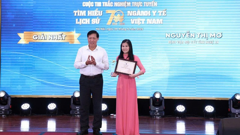 Thứ trưởng Y tế Đỗ Xuân Tuyên trao giải Nhất cá nhân. 