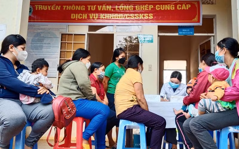 Khám sức khỏe cho bà mẹ, trẻ em.