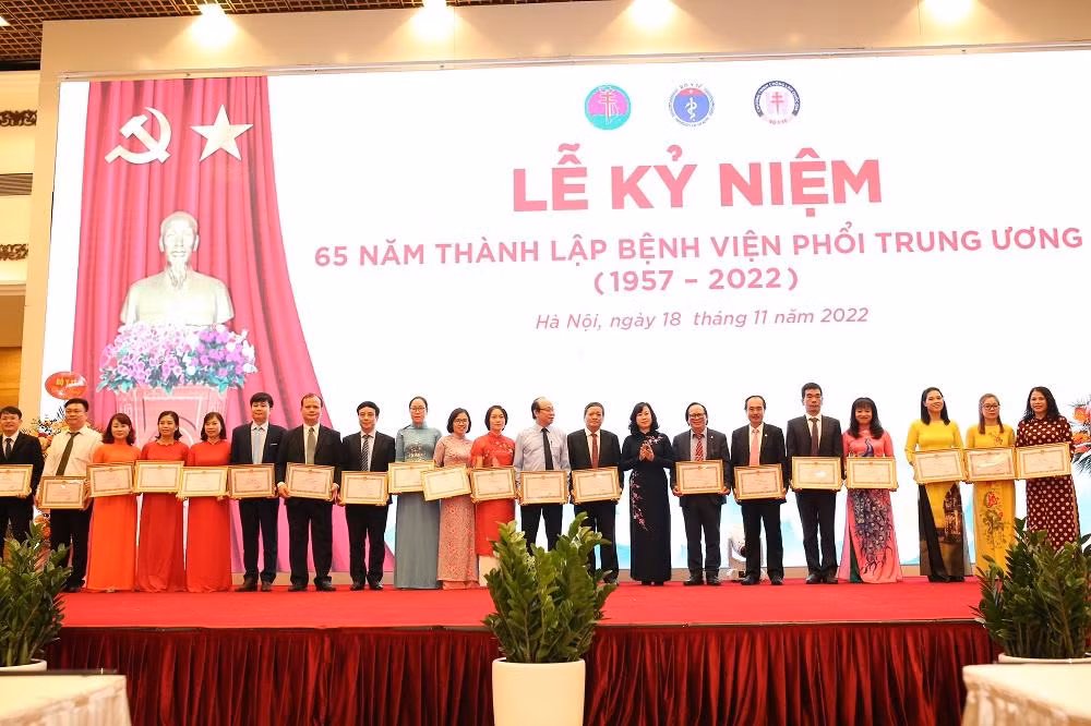 Bộ Y tế đã trao tặng Bằng khen của Bộ trưởng Y tế cho 3 tập thể và 9 cá nhân đã có thành tích xuất sắc trong quá trình xây dựng và phát triển đơn vị. Bộ Y tế đã trao tặng Bằng khen của Bộ trưởng Y tế cho 3 tập thể và 9 cá nhân đã có thành tích xuất sắc trong quá trình xây dựng và phát triển đơn vị.