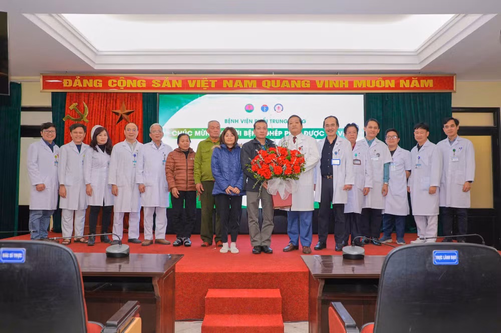 Các y, bác sĩ Bệnh viện Phổi Trung ương chúc mừng người bệnh ra viện.