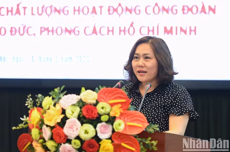 Đồng chí Trần Thị Hoa, Ủy viên Ban Thường vụ Công đoàn Ban Nội chính Trung ương trình bày tham luận.