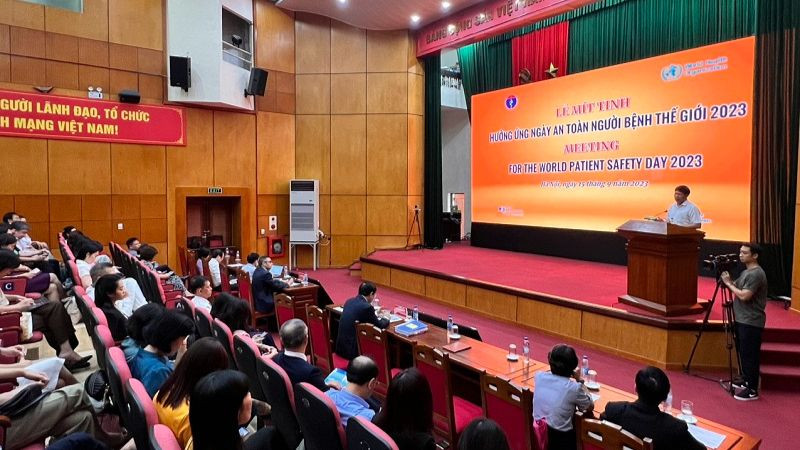 Thứ trưởng Y tế Đỗ Xuân Tuyên phát biểu tại lễ mít-tinh.