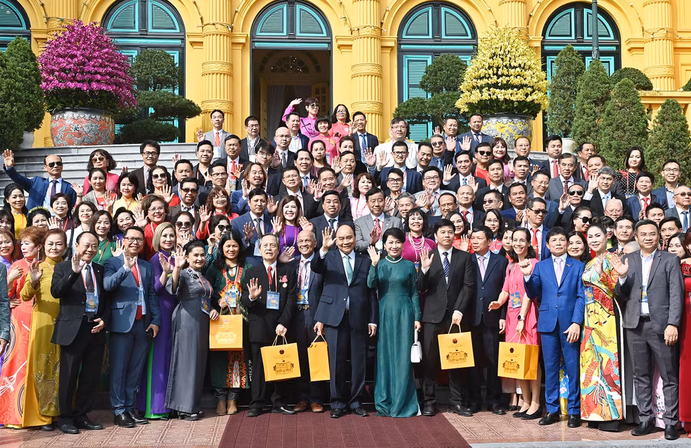 Chủ tịch nước Nguyễn Xuân Phúc và Phu nhân với các đại biểu kiều bào dự Chương trình Xuân Quê hương 2023, tại Phủ Chủ tịch.