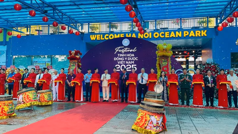 Các đại biểu cắt băng khai trương Hội chợ-Triển lãm Tinh hoa Đông Y Dược Việt Nam.