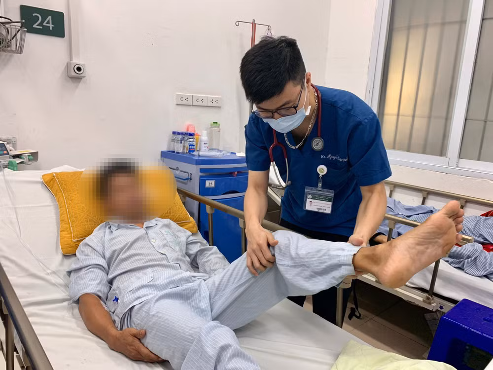 Bác sĩ chuyên khoa II Nguyễn Tiến Dũng, Phó Giám đốc Trung tâm Đột quỵ, Bệnh viện Bạch Mai khám cho người bệnh.