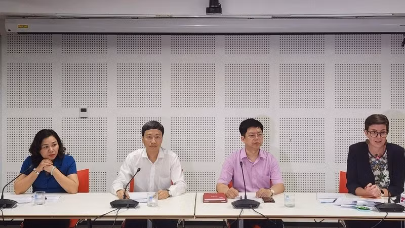 Tiến sĩ Nguyễn Trọng Khoa (thứ 2 từ phải sang) chia sẻ về công tác điều trị Covid-19.