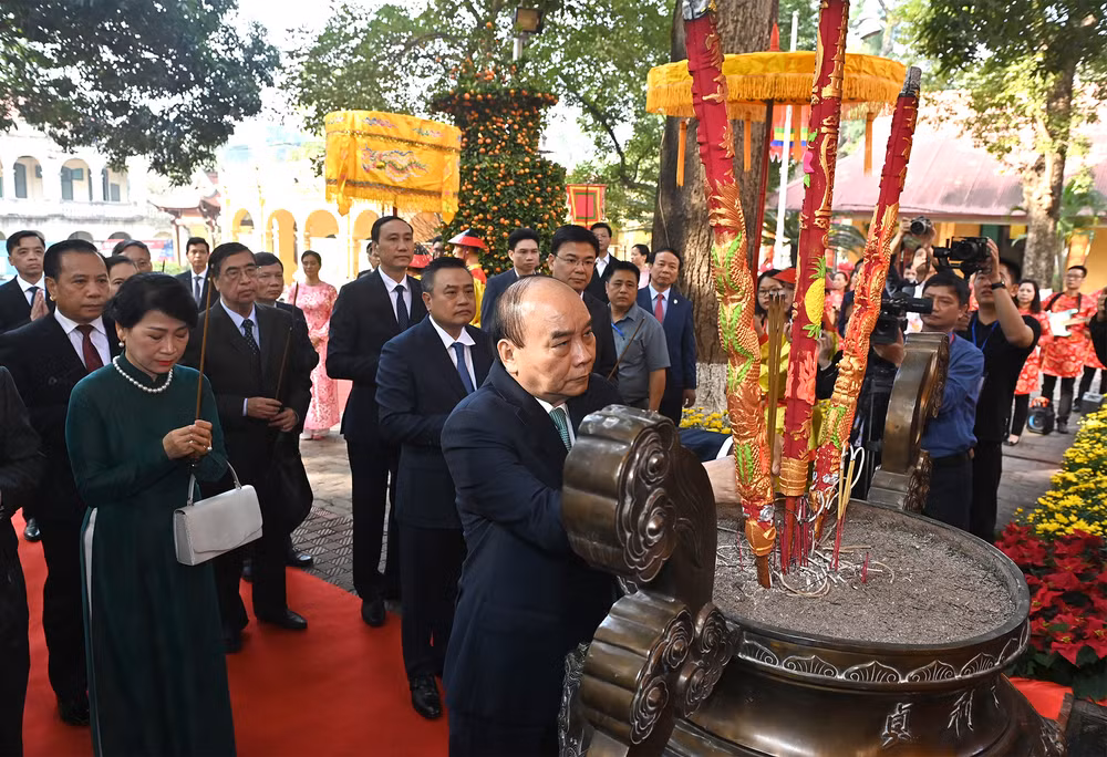 Chủ tịch nước Nguyễn Xuân Phúc và Phu nhân cùng các đại biểu thực hiện nghi lễ dâng hương tại Điện Kính Thiên.