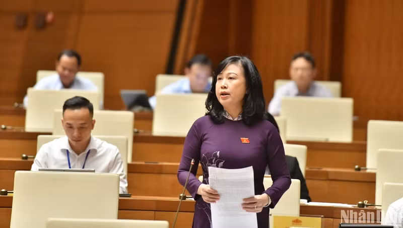 Bộ trưởng Y tế Đào Hồng Lan trả lời chất vấn của đại biểu Quốc hội. (Ảnh: ĐĂNG KHOA)