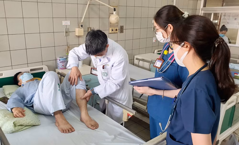 Tiến sĩ, bác sĩ Nguyễn Quang Bảy, Trưởng khoa Nội tiết và Đái tháo đường, Bệnh viện Bạch Mai thăm khám cho bệnh nhân.