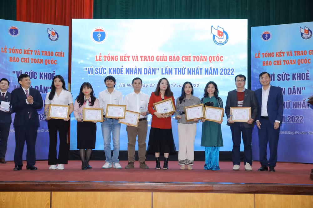 Nhóm tác giả nhận giải Nhì Giải báo chí toàn quốc “Vì sức khỏe nhân dân”.