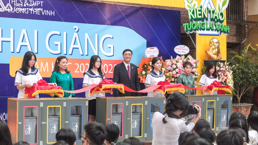 Ban Giám hiệu trường cắt băng khánh thành thùng rác phân loại mới, khởi động dự án "Lương Thế Vinh - Kiến tạo tương lai xanh".