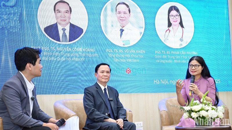 Phó Giáo sư, Tiến sĩ Phạm Cẩm Phương chia sẻ thông tin chuyên môn. (Ảnh: THÀNH ĐẠT)