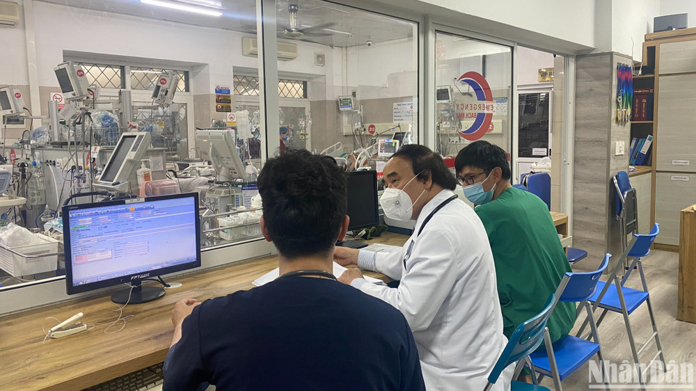 PGS, TS Nguyễn Văn Chi, Trung tâm Cấp cứu A9, Bệnh viện Bạch Mai hội chẩn cấp cứu. 