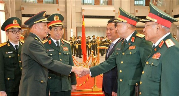 Thượng tướng Hà Vệ Đông, Phó Chủ tịch Quân ủy Trung ương Trung Quốc với thành viên Đoàn Đại biểu Cấp cao Bộ Quốc phòng Việt Nam. (Ảnh: MẠNH CƯỜNG/TTXVN)
