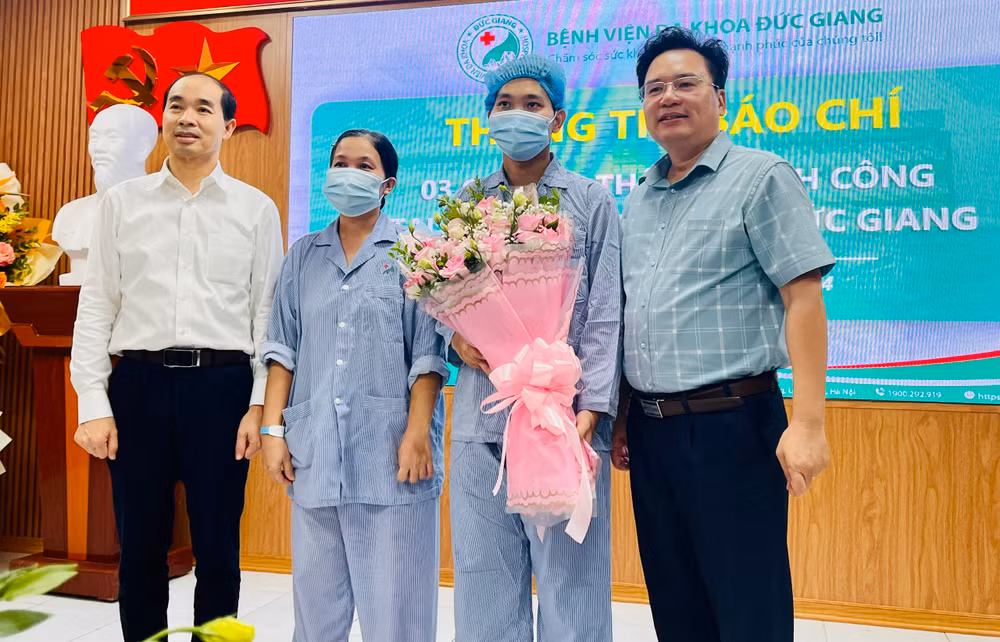 Lãnh đạo Sở Y tế Hà Nội và Bệnh viện đa khoa Đức Giang chúc mừng gia đình bệnh nhân P.T.H.