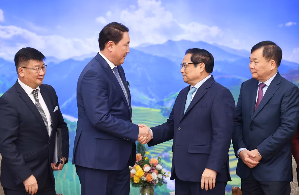 Hai bên cũng trao đổi về tình hình thế giới, khu vực và các vấn đề cùng quan tâm; nhấn mạnh tầm quan trọng của duy trì môi trường hòa bình, ổn định, hợp tác, phát triển, giải quyết các tranh chấp bằng biện pháp hòa bình, trên cơ sở luật pháp quốc tế.