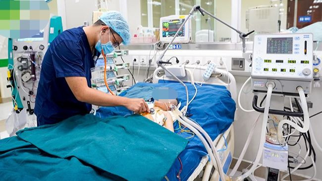 Bác sĩ Lê Nhật Cường, Khoa Điều trị tích cực Nội khoa thăm khám và theo dõi sát sao diễn biến bệnh của trẻ.