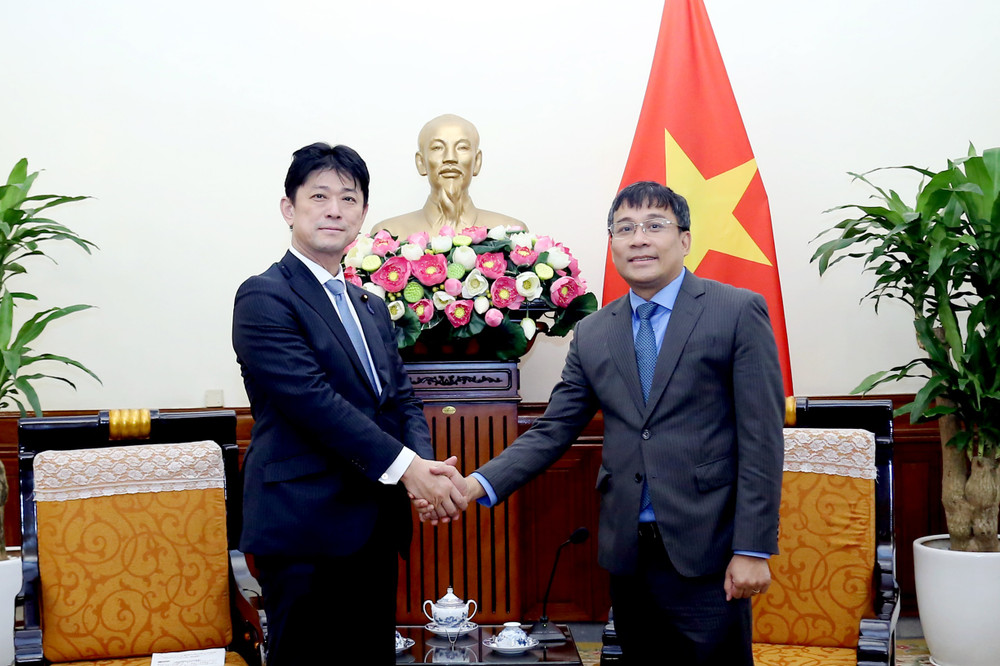 Thứ trưởng Thường trực Bộ Ngoại giao Nguyễn Minh Vũ đã tiến hành hội đàm với ông Komura Masahiro, Hạ nghị sĩ, Thứ trưởng Ngoại giao Nhật Bản.