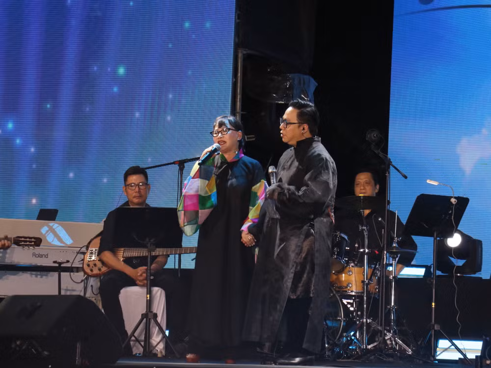 Ca sĩ Trịnh Vĩnh Trinh, em gái nhạc sĩ Trịnh Công Sơn biểu diễn tại đêm nhạc.