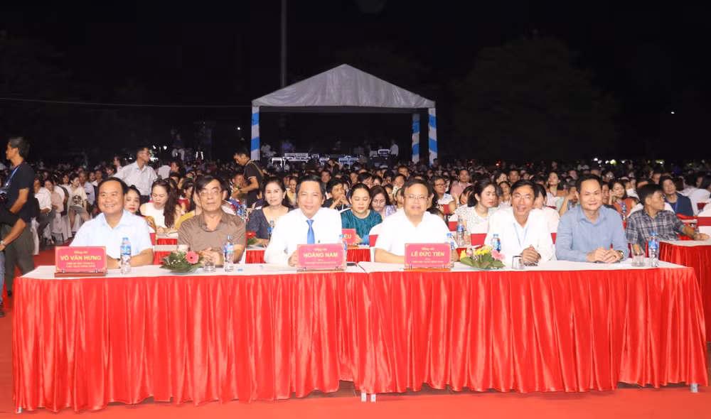 Lãnh đạo tỉnh Quảng Trị cùng rất đông du khách, người dân tham dự chương trình.