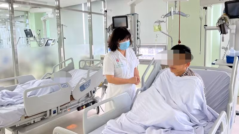 Tiến sĩ, bác sĩ Lê Lan Phương thăm khám cho bệnh nhân trước khi ra viện.