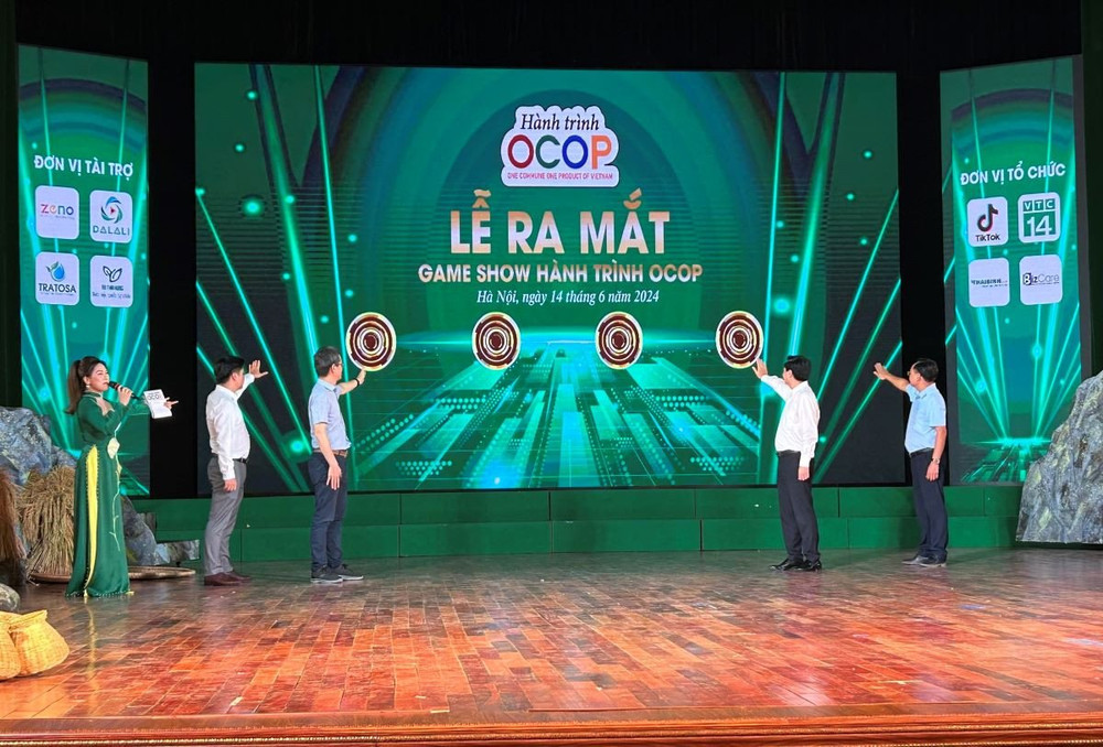 Các đại biểu chứng kiến lễ ra mắt chương trình.